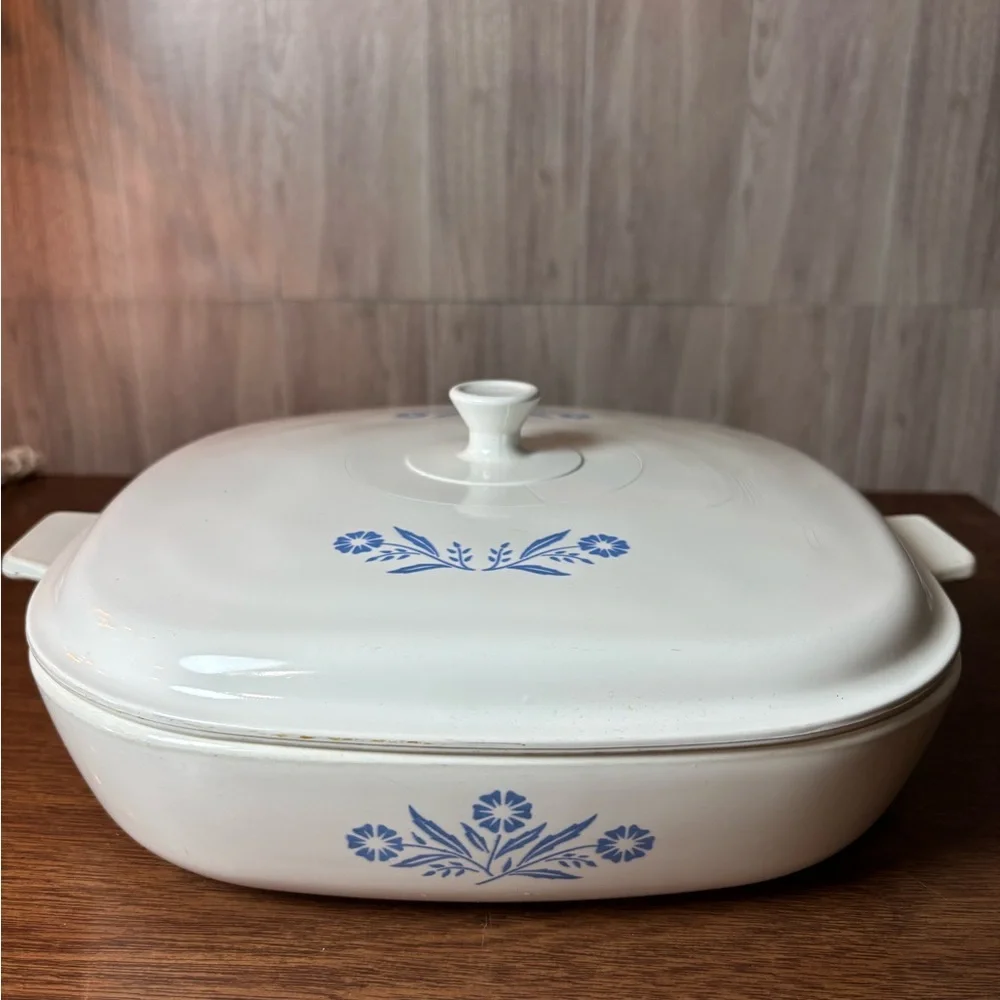 Corningware Pyroeeam Cornflower Blue Covered Casserole Blue Floral Rare B-10